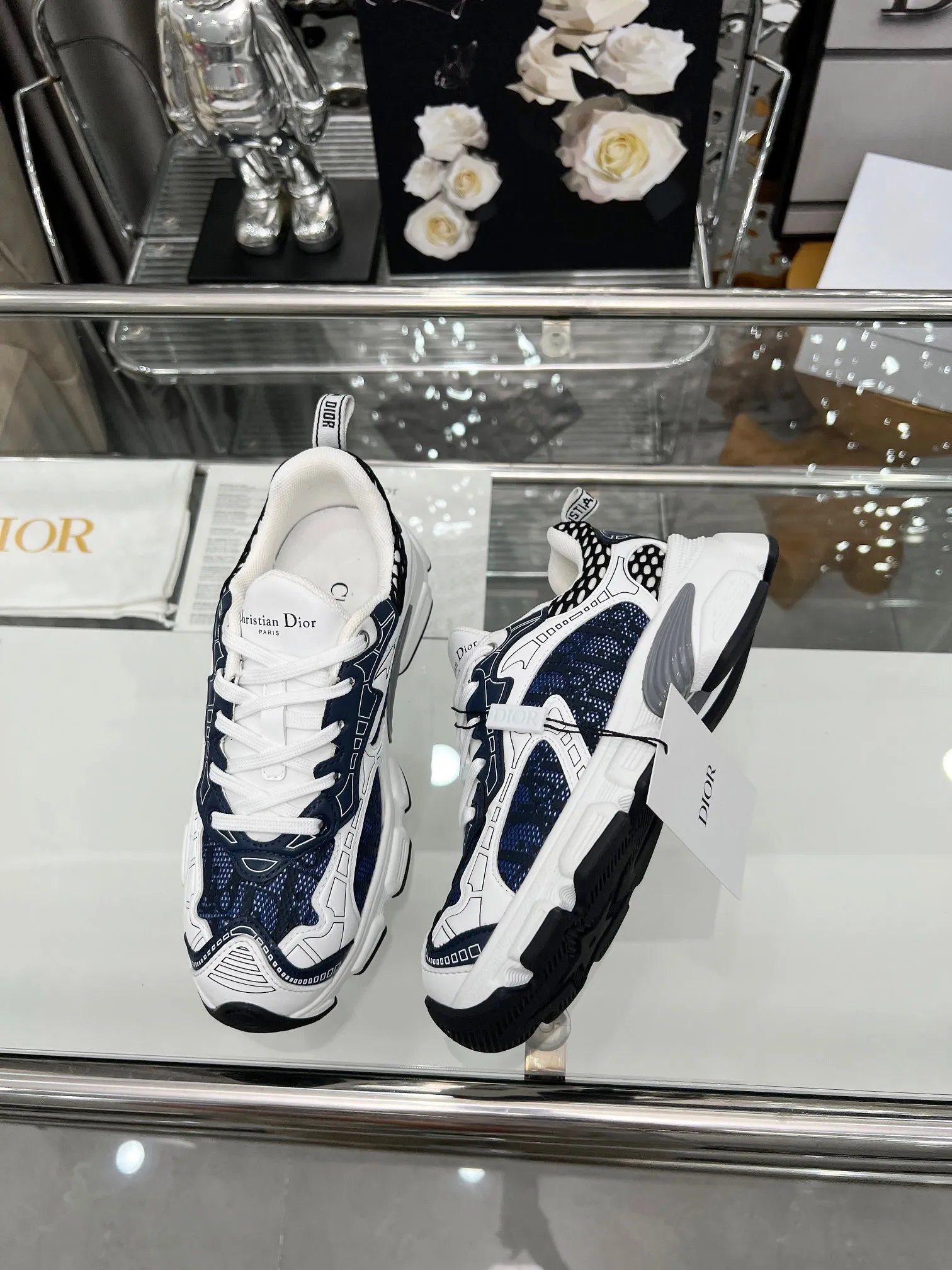 [Dior Dior] P: 580💰 ♺ Size: Female 35-41 Male 39-45 (Female 40.41 Male 45 custom-made) This Dior Chrono sneaker is a new product for the fall of 2024, reinterpreting running shoes in Dior's high-end style. White mesh fabric is paired with nude and silver-toned laminated leather-effect panels, and the CD logo on the sides, star patch on the tongue and Dior logo on the heel are many details to highlight the style. Featuring two-tone laces, a lightweight sole and star embellishments for a casual look all year round.